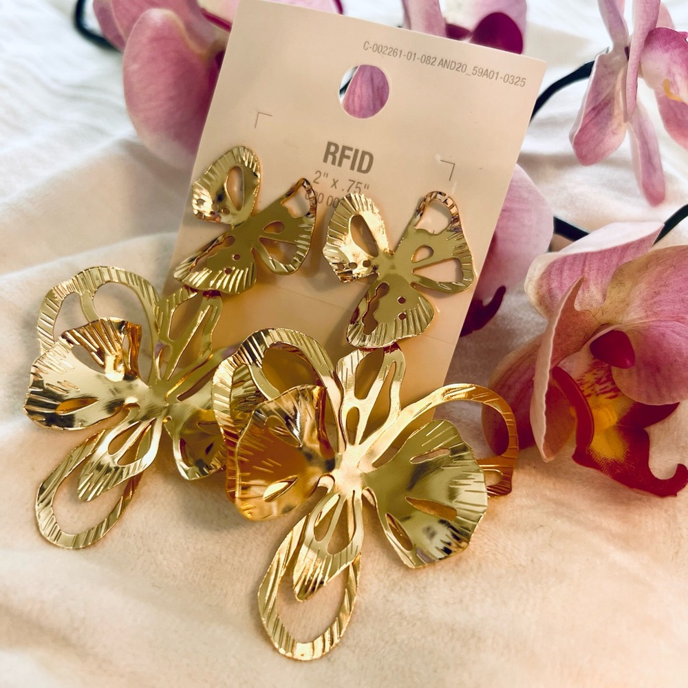 Floral Earrings in Gold
